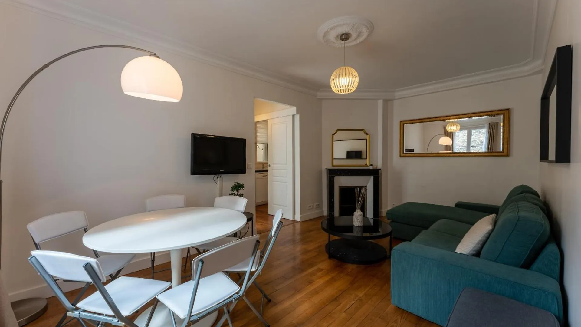 De Luxe Champs Elysees Neuf Apartment *